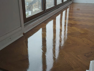 Applying top coats, waxes and sealers on parquet flooring