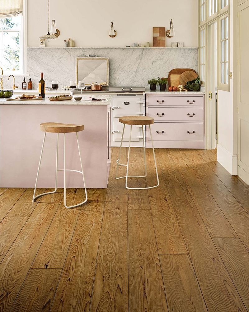 Chene Engineered Oak Flooring, Wide Golden Handscraped 190x20x1900mm Image