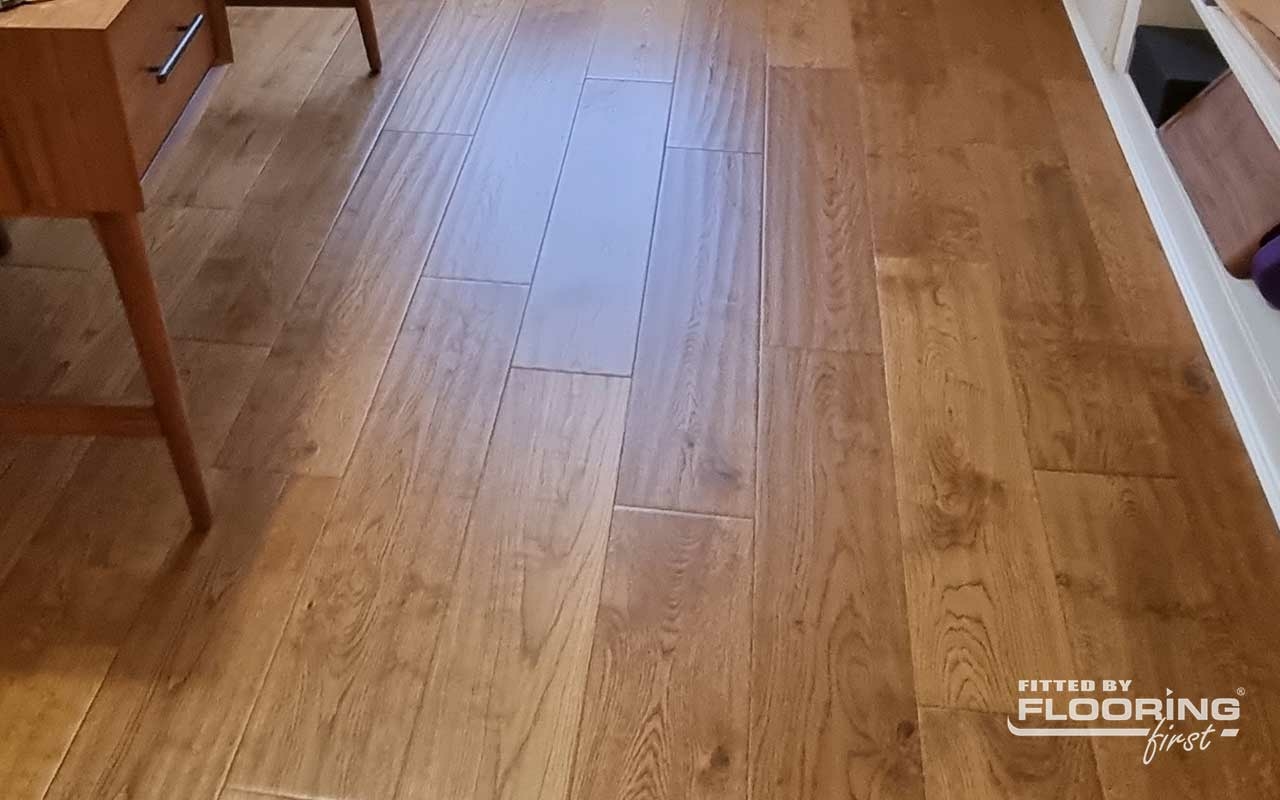 Chene Golden Oak Engineered Flooring, Handscraped, UV Lacquered, RLx190x14mm Image