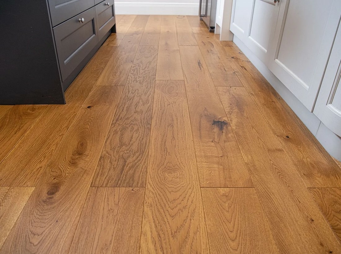 Evolve Knightsbridge, Engineered Oak Flooring, Golden, Handscraped & Lacquered, 190x15x1900mm Image