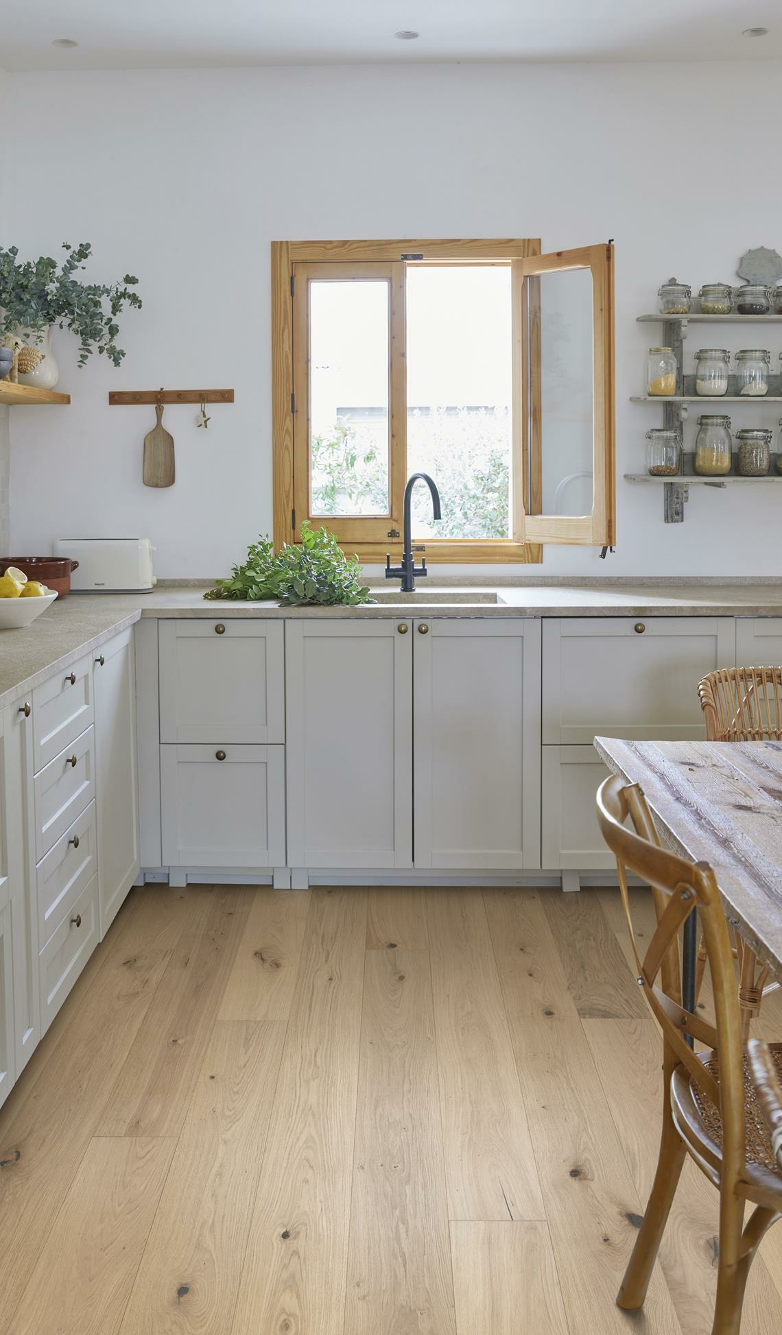 Kahrs Flora Oak Edelweiss Engineered Flooring, Rustic, Brushed & Oiled, 187x13x2266mm Image