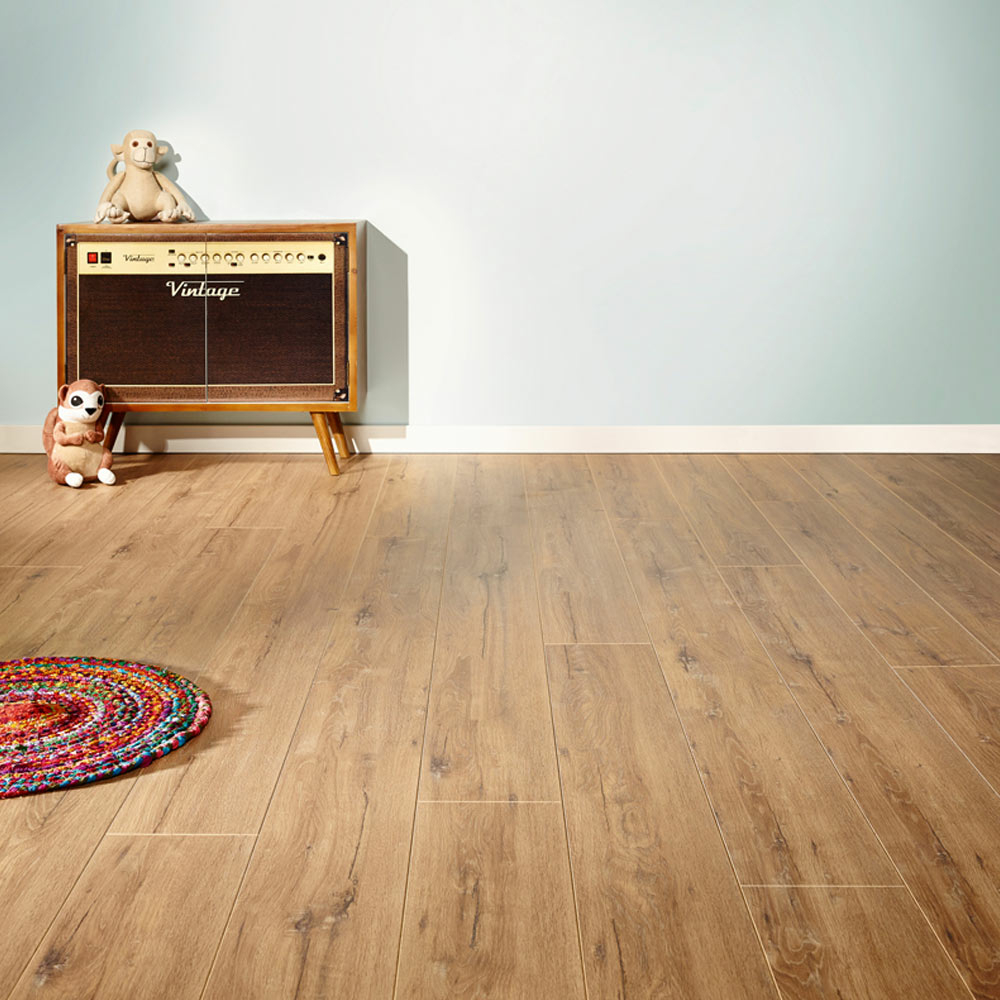 Lifestyle Chelsea Extra Feature Oak Laminate Flooring, 8mm Image