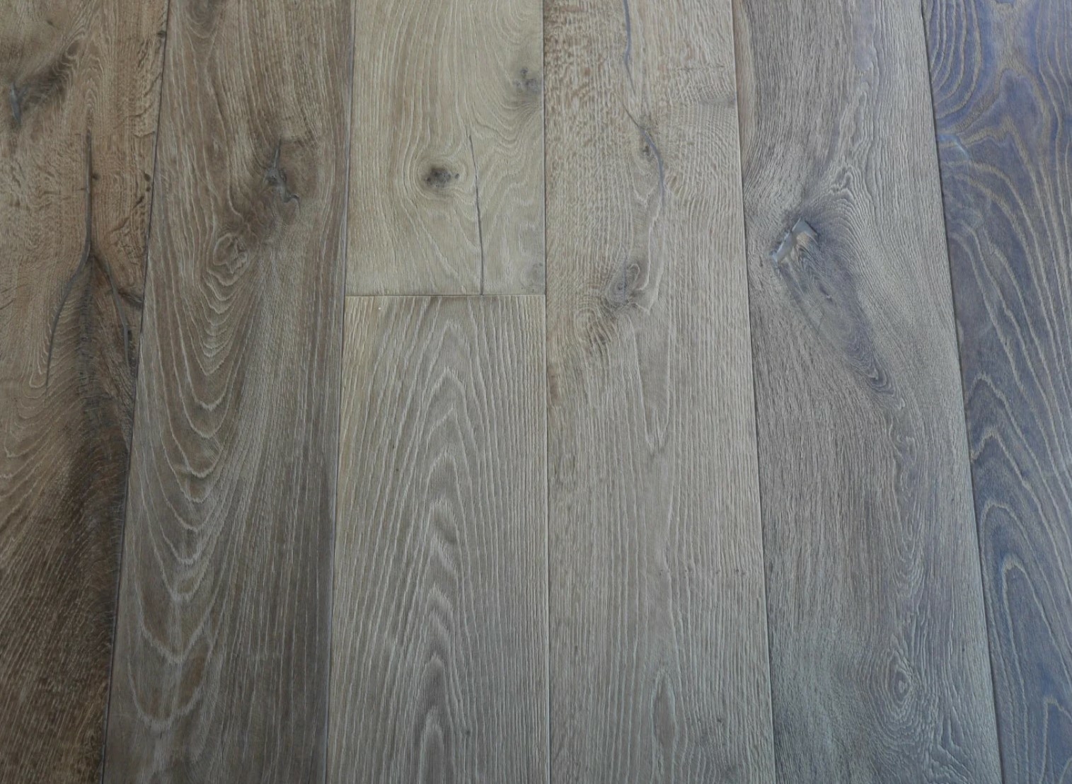 Tradition Deluxe Engineered Oak Flooring, Rustic, Distressed, 220x15x2200mm Image