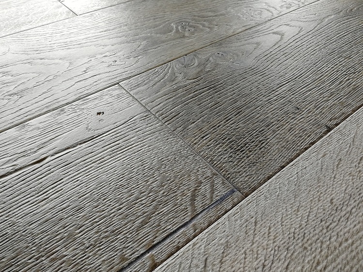 Tradition Deluxe Engineered Oak Flooring, Rustic, Distressed, 220x15x2200mm Image