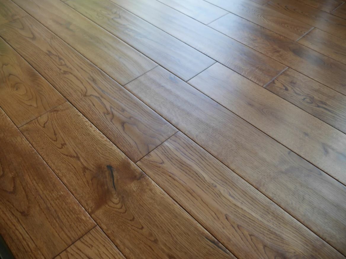 Tradition Solid Golden Oak Hardwood Flooring, Rustic, Handscraped, Matt Lacquered, RLx125x18mm Image